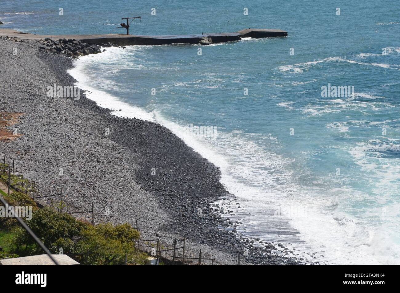 Faja dos Padres auf der Insel Madeira, einer schmalen Küstenplattform am Fuße einiger der höchsten Meeresklippen Europas Stockfoto