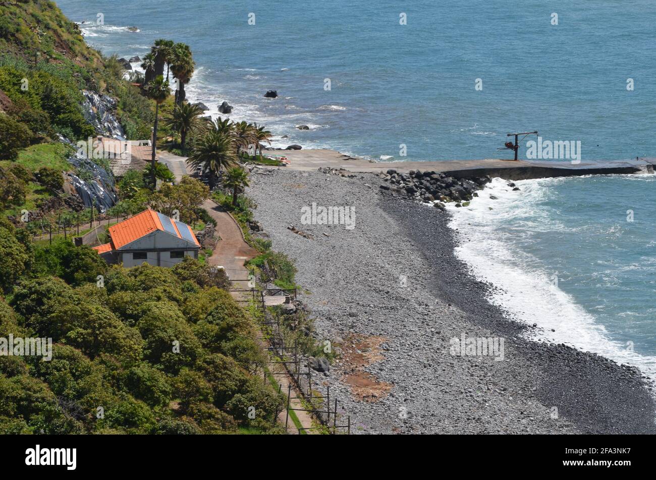 Faja dos Padres auf der Insel Madeira, einer schmalen Küstenplattform am Fuße einiger der höchsten Meeresklippen Europas Stockfoto