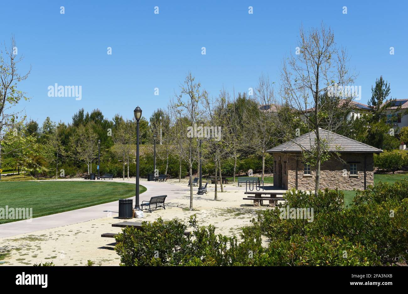 IRVINE, KALIFORNIEN - 19 APR 2021: Toilettengebäude und Picknickbereich auf dem Jeffrey Open Space Trail. Stockfoto