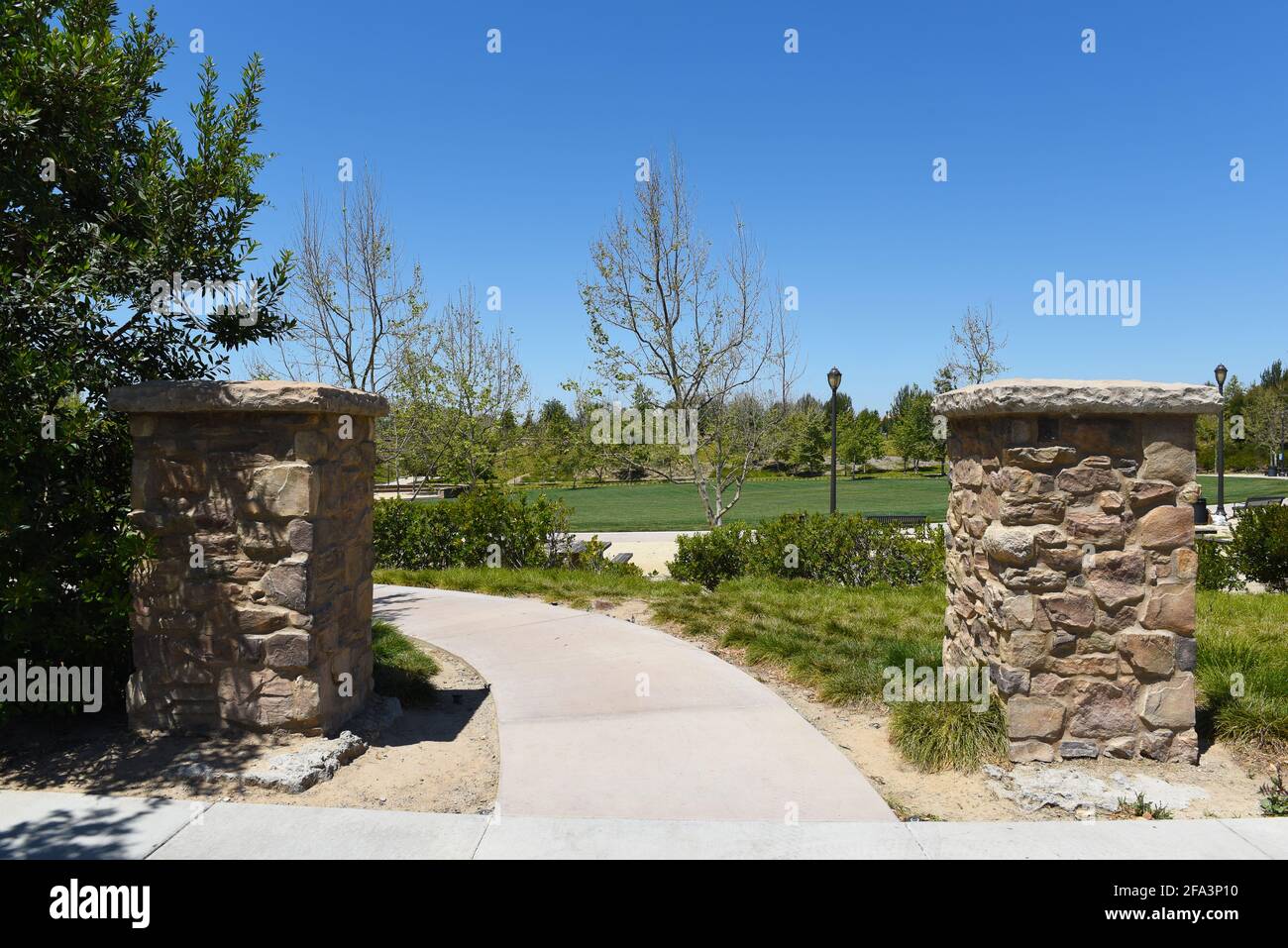 IRVINE, KALIFORNIEN - 19 APR 2021: Eintritt zum Jeffrey Open Space Trail. Stockfoto