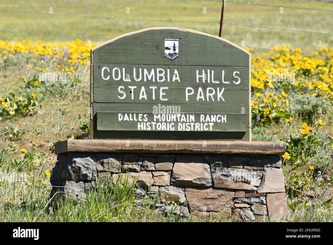 Holzschild auf Steinsockel für den Columbia Hills State Park, den historischen Distriktabschnitt der Dalles Mountain Ranch. Dies ist ein Washington State Park Stockfoto