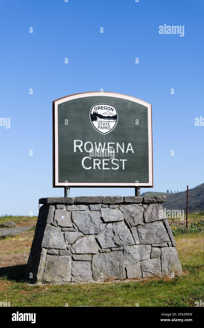 Wegweiser für Rowena Crest, ein Teil der Oregon State Parks, das Schild ist geschnitzt und mit Holz auf einem Steinsockel bemalt. Stockfoto