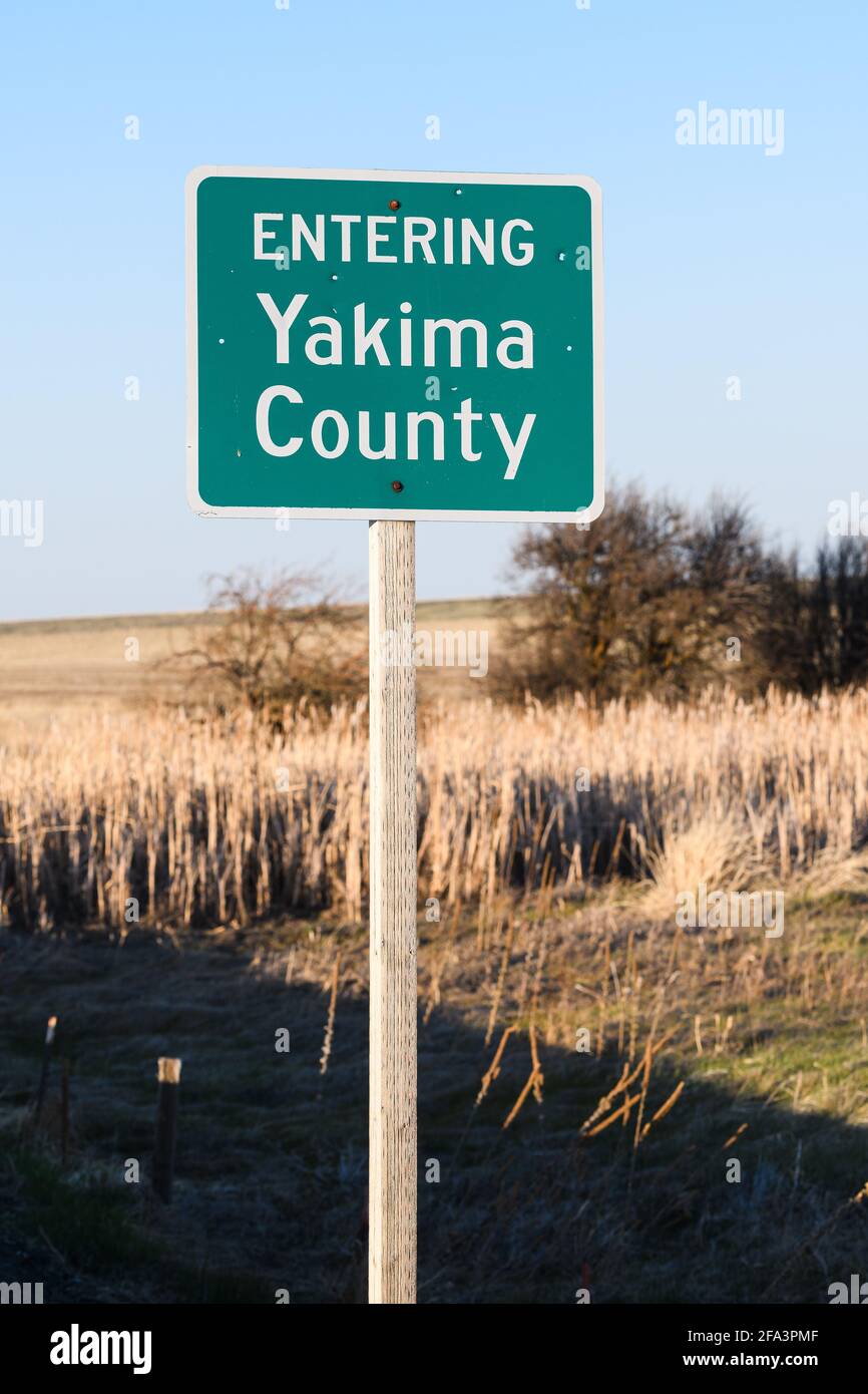 Grün-weißer Wegweiser, der die Yakima County Linie an bezeichnet Die Grenze zum Klickitat County im ländlichen Osten von Washington Stockfoto