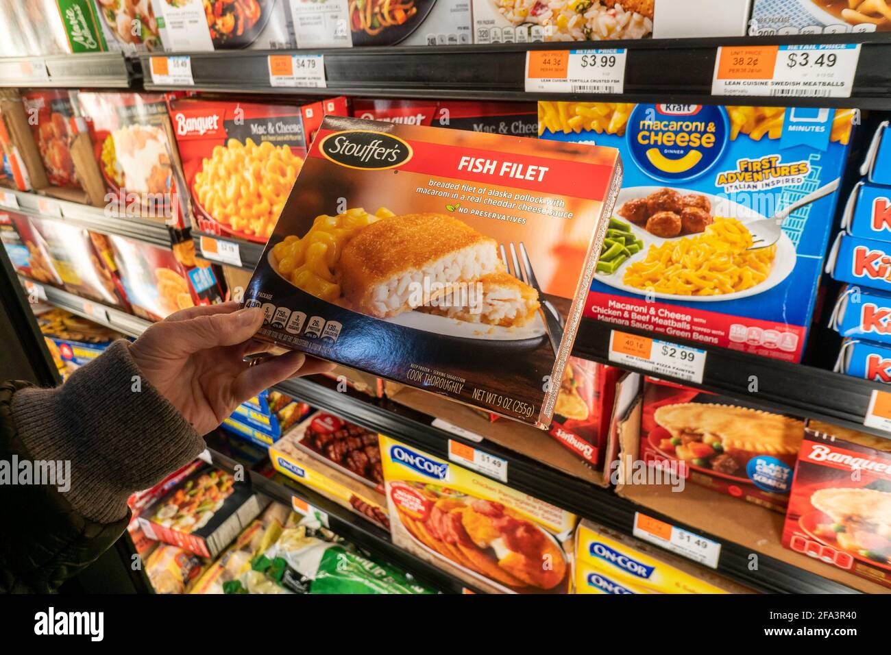 New York, USA. April 2021. Ein anspruchsvoller Einkäufer wählt am Donnerstag, den 22. April 2021, ein Paket mit gefrorenem Fischfilet der Marke Stouffer aus einem Gefrierschrank in einem Supermarkt in New York. Stouffer's ist eine Marke des riesigen Lebensmittelkonglomerats NestlÃPhoto by. (ÂPhoto von Richard B. Levine) Quelle: SIPA USA/Alamy Live News Stockfoto