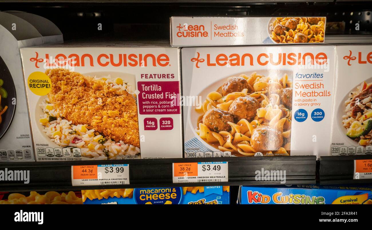 New York, USA. April 2021. Mahlzeiten der Marke Lean Cuisine in einem Gefrierschrank in einem Supermarkt in New York am Donnerstag, den 22. April 2021. Lean Cuisine, ursprünglich eine Marke von Stouffer's, ist im Besitz von NestlÃPhoto by, dem auch Stouffer's gehört. (ÂPhoto von Richard B. Levine) Quelle: SIPA USA/Alamy Live News Stockfoto