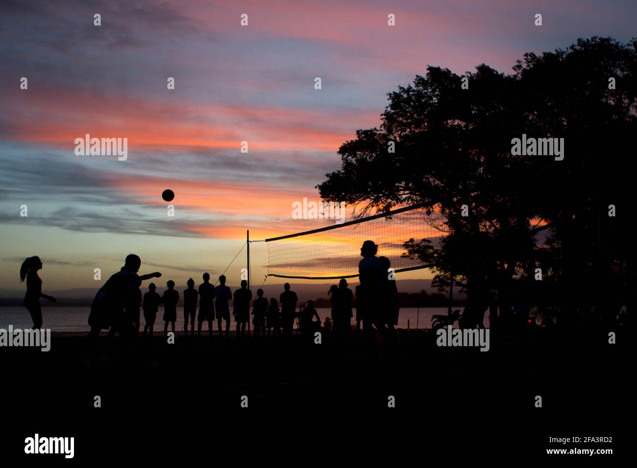 25. November 2012; Cordoba, Argentinien; Menschen spielen Beachvolleyball für wohltätige Zwecke bei Sonnenuntergang Stockfoto