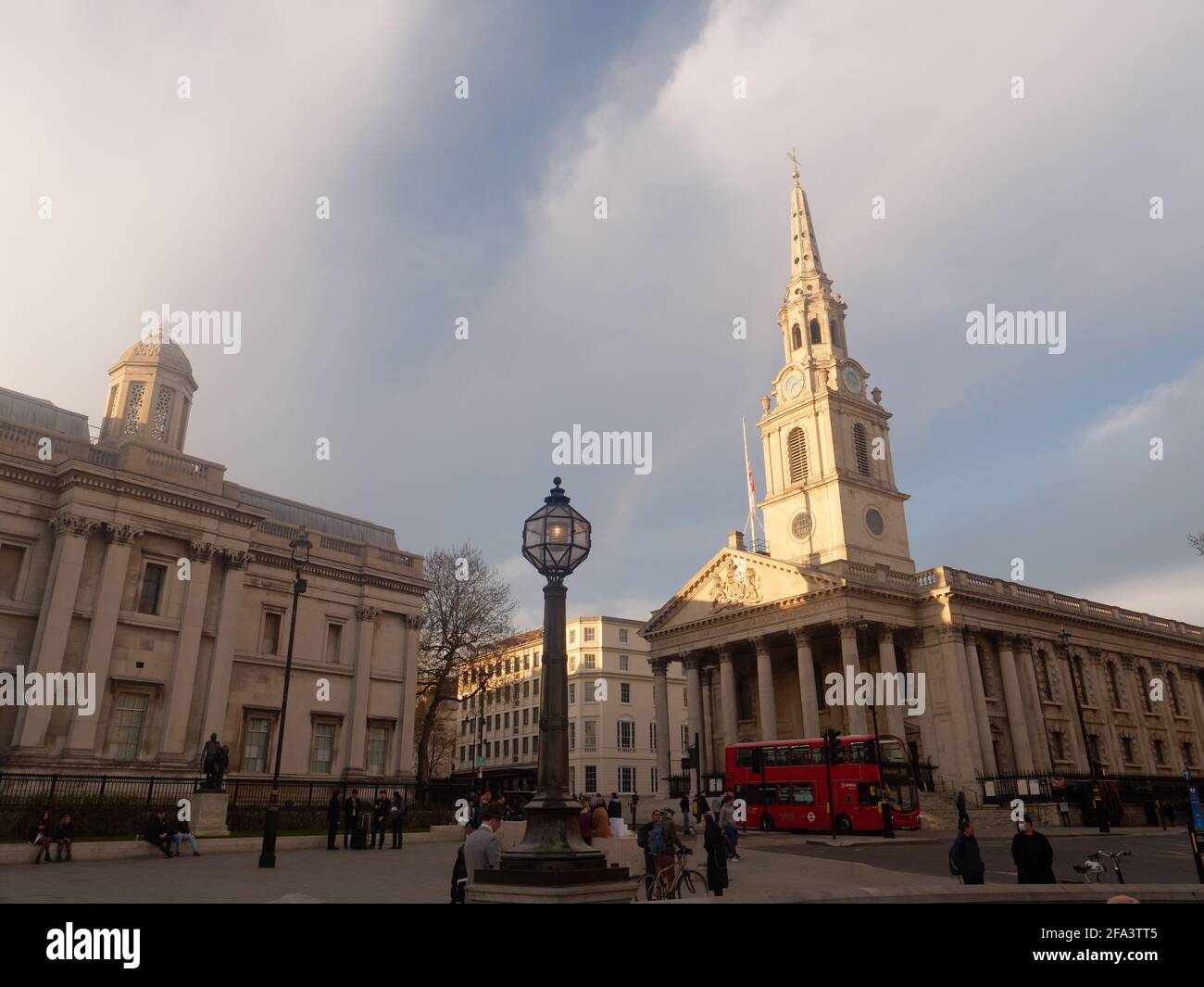 London, Greater London, England - 17 2021. Apr: EINE Ecke des Trafalgar Square mit einer Straßenbeleuchtung in der Mitte, St. Martin in the Fields Church Right und National Stockfoto