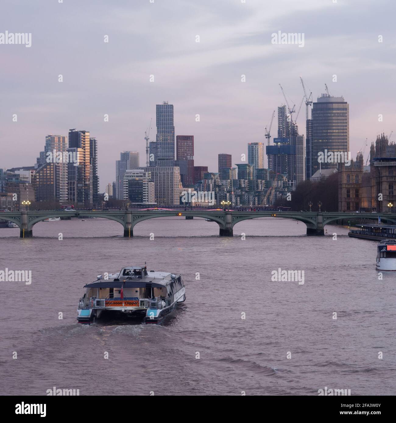 London, Greater London, England - 17 2021. April: Flussboot auf der Themse fährt in Richtung Westminster Bridge. Stockfoto