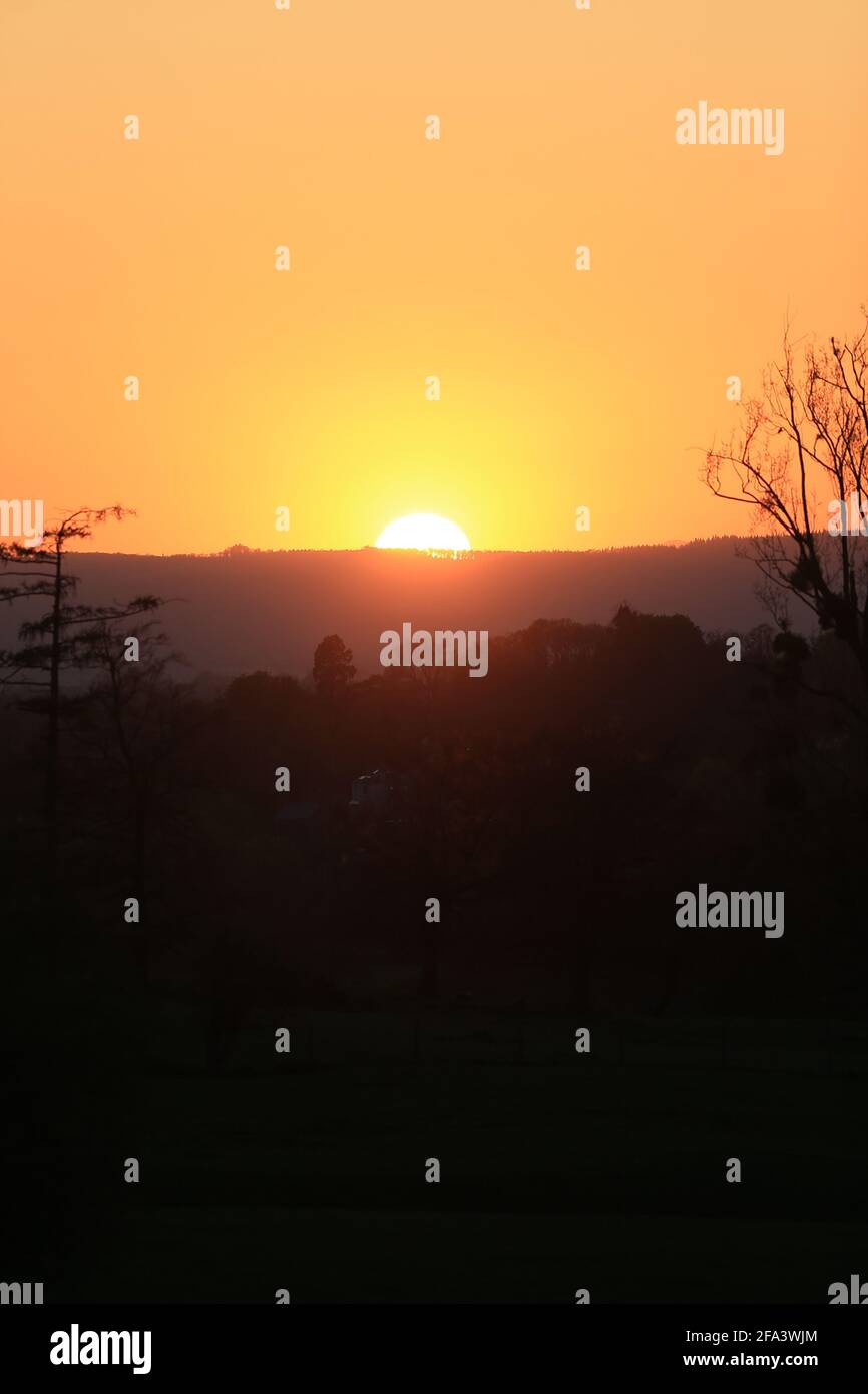 Stroud, Großbritannien, 22. April 2021. Wetter in Großbritannien. Ein wunderschöner Sonnenuntergang, der heute Abend von Selsley aus in Stroud, Gloucestershire, blickt. Kredit: Gary Learmonth / Alamy Live Nachrichten Stockfoto