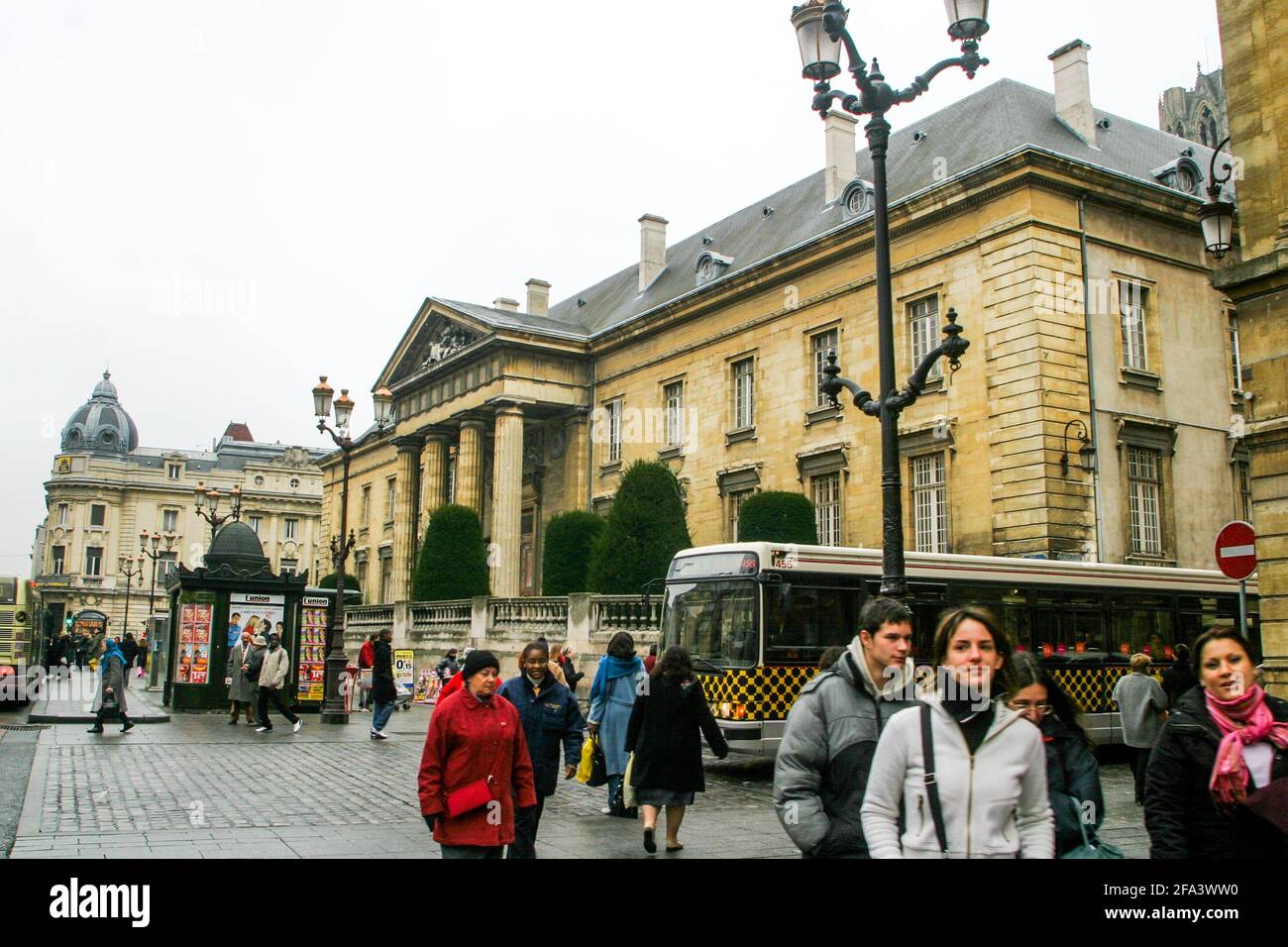 Blick auf die Straße, Gerichtsgebäude, Reims, Frankreich Stockfoto