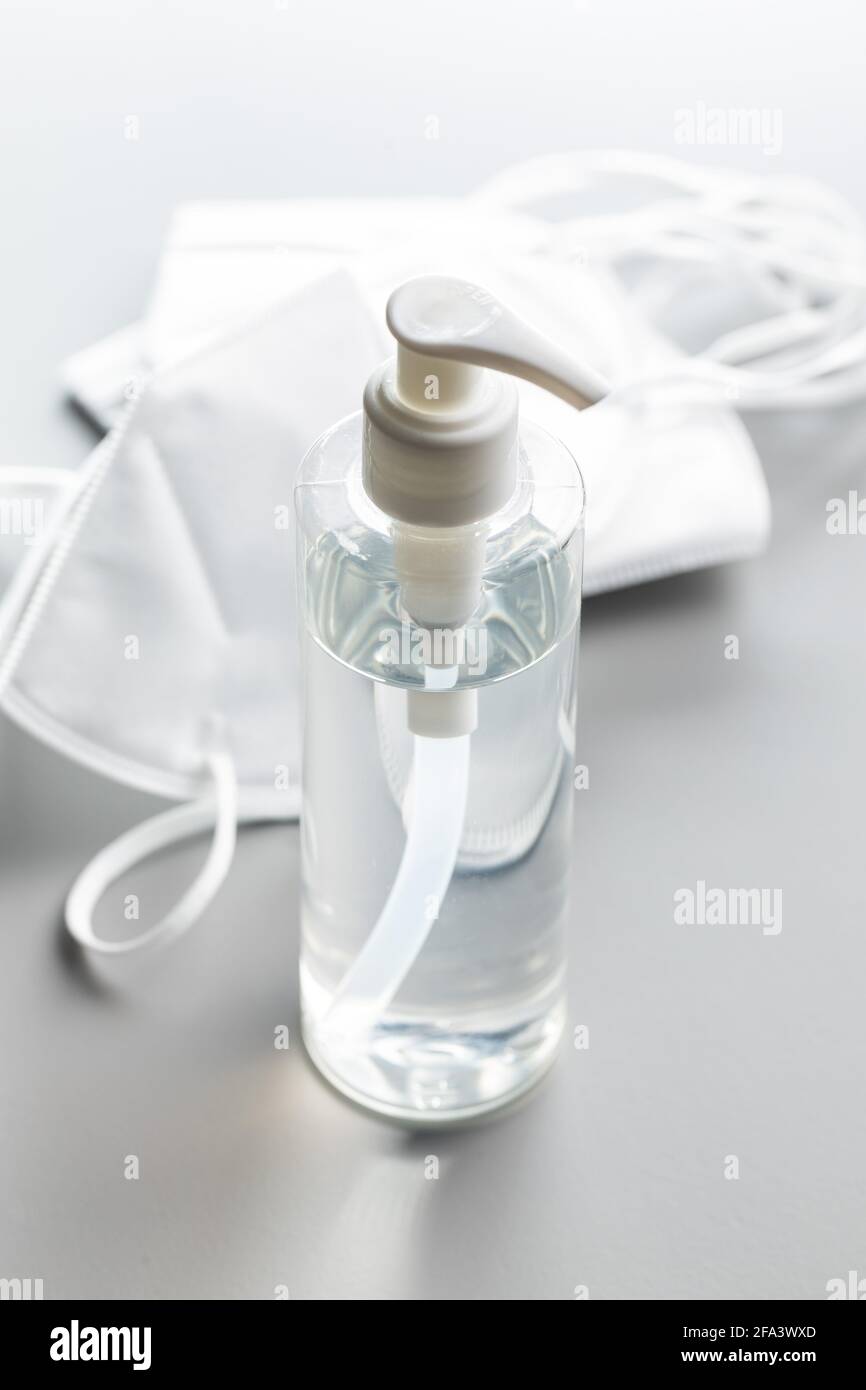 Coronavirus-Prävention Händedesinfektionsgel in der Flasche. Händedesinfektionsgel auf grauem Hintergrund. Stockfoto
