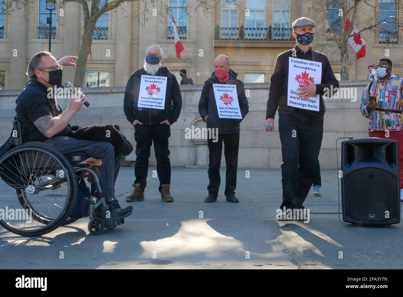 London, Großbritannien. April 2021. London, Großbritannien. April 2021. Familien von Extinction Rebellion versammeln sich vor der Hohen Kommission von Kanada, um gegen die Ölbohrungen des Unternehmens Recon im Okavango-Delta zu protestieren. Quelle: Joao Daniel Pereira. Quelle: João Daniel Pereira/Alamy Live News Stockfoto