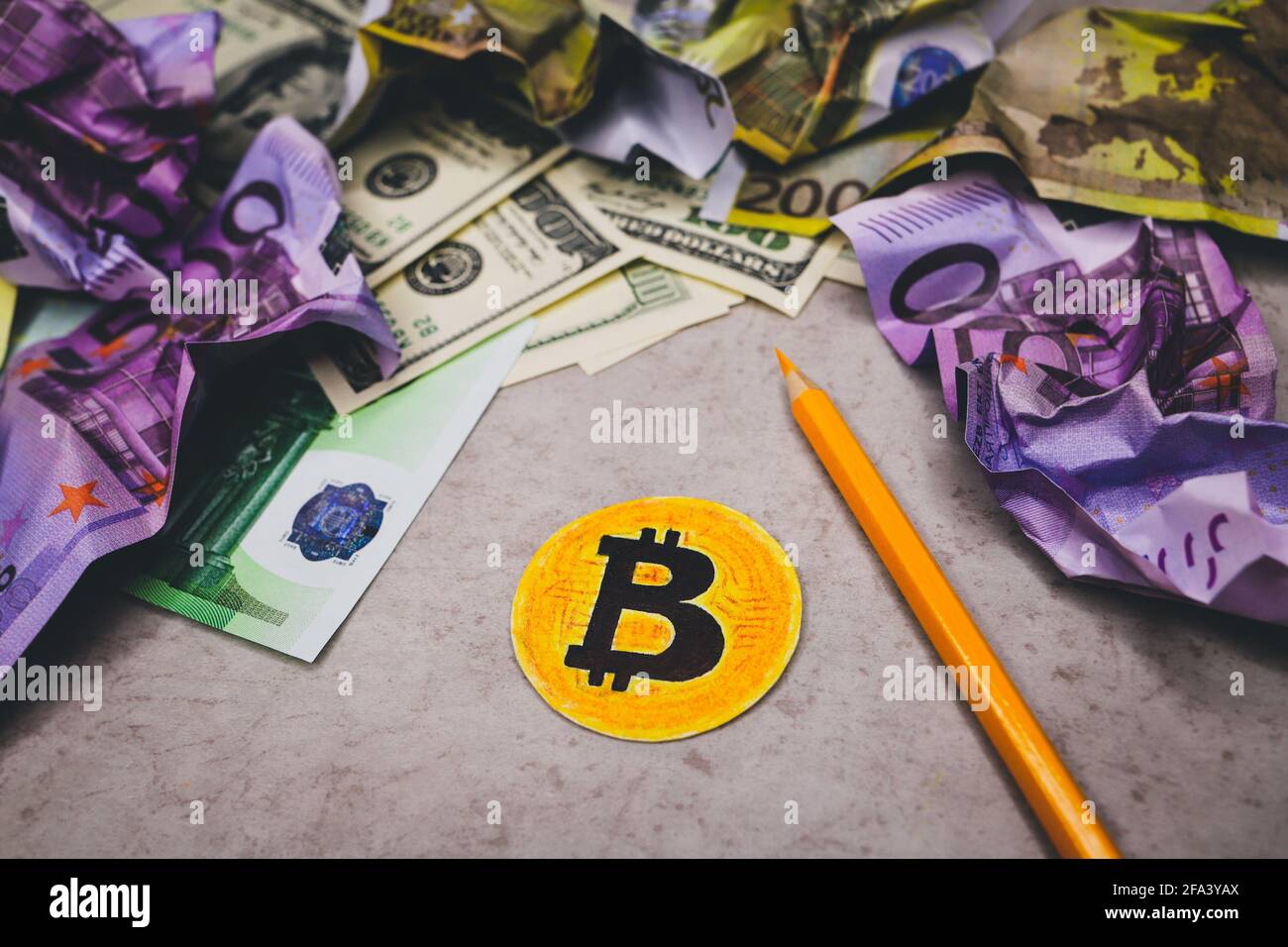 Gezeichnetes Bild der Bitcoin-Münze auf grauem Hintergrund. Zerknitterte Geldscheine von Dollar und Euro herum. Symbol der Verdrängung und Ersatz von echtem Geld Stockfoto