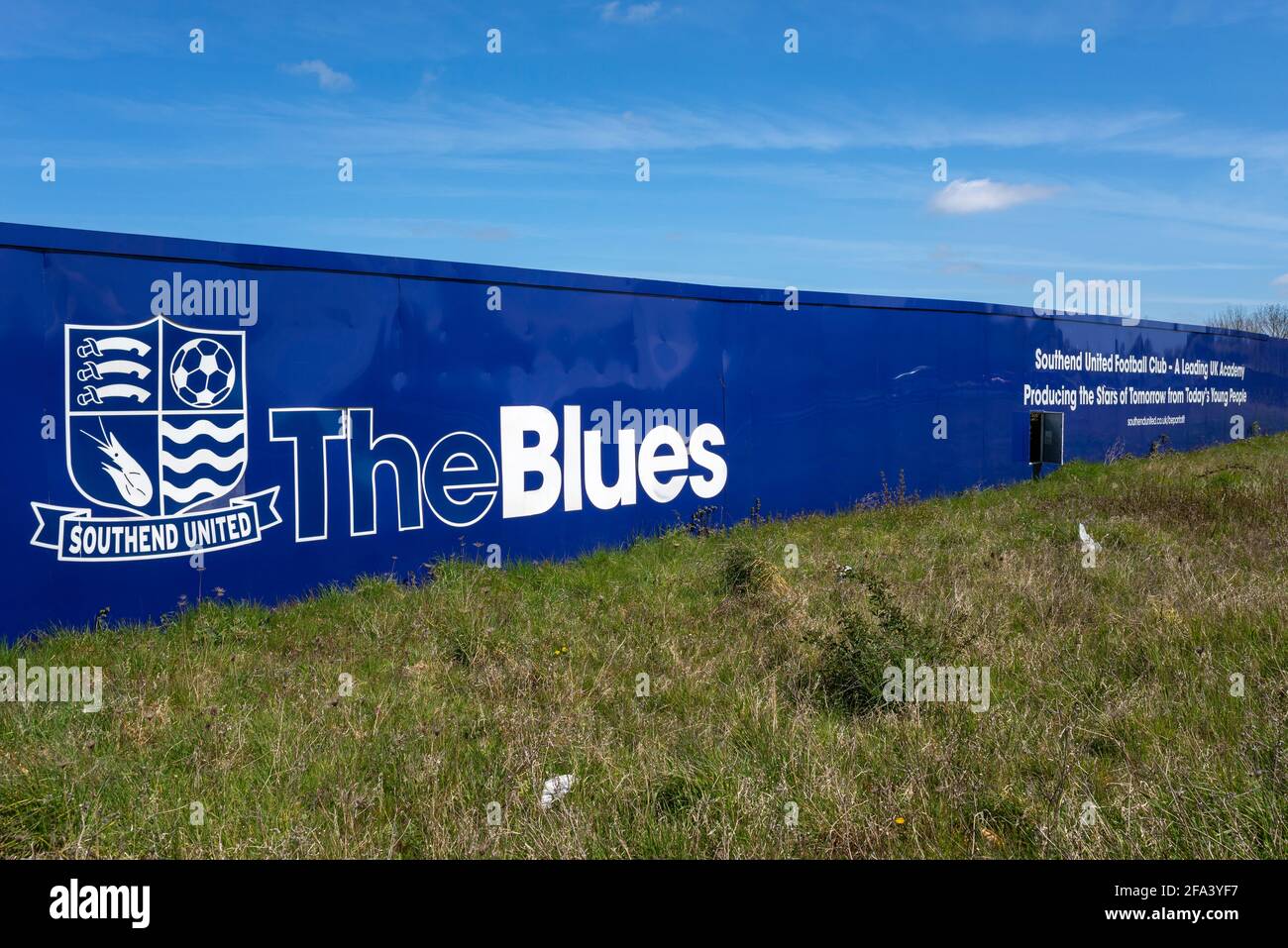 Baustelle um den geplanten Fußballverein Southend Utd herum, neues Stadion-Trainingsgelände in Fossetts Way, Fossetts Farm. The Blues, Vereinswappen Stockfoto