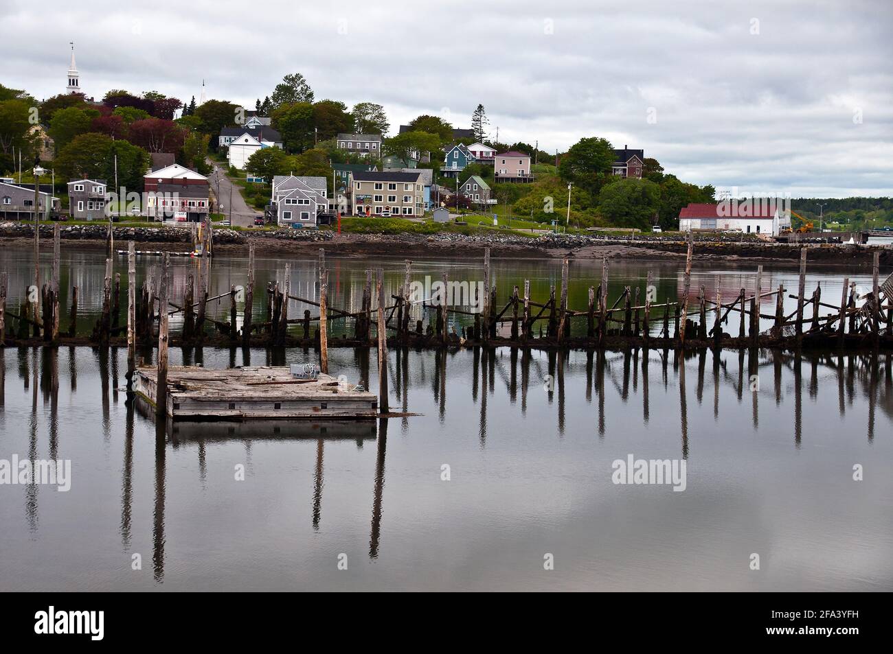Küstendorf Lubec, Maine, Reflexionen im Wasser Stockfoto