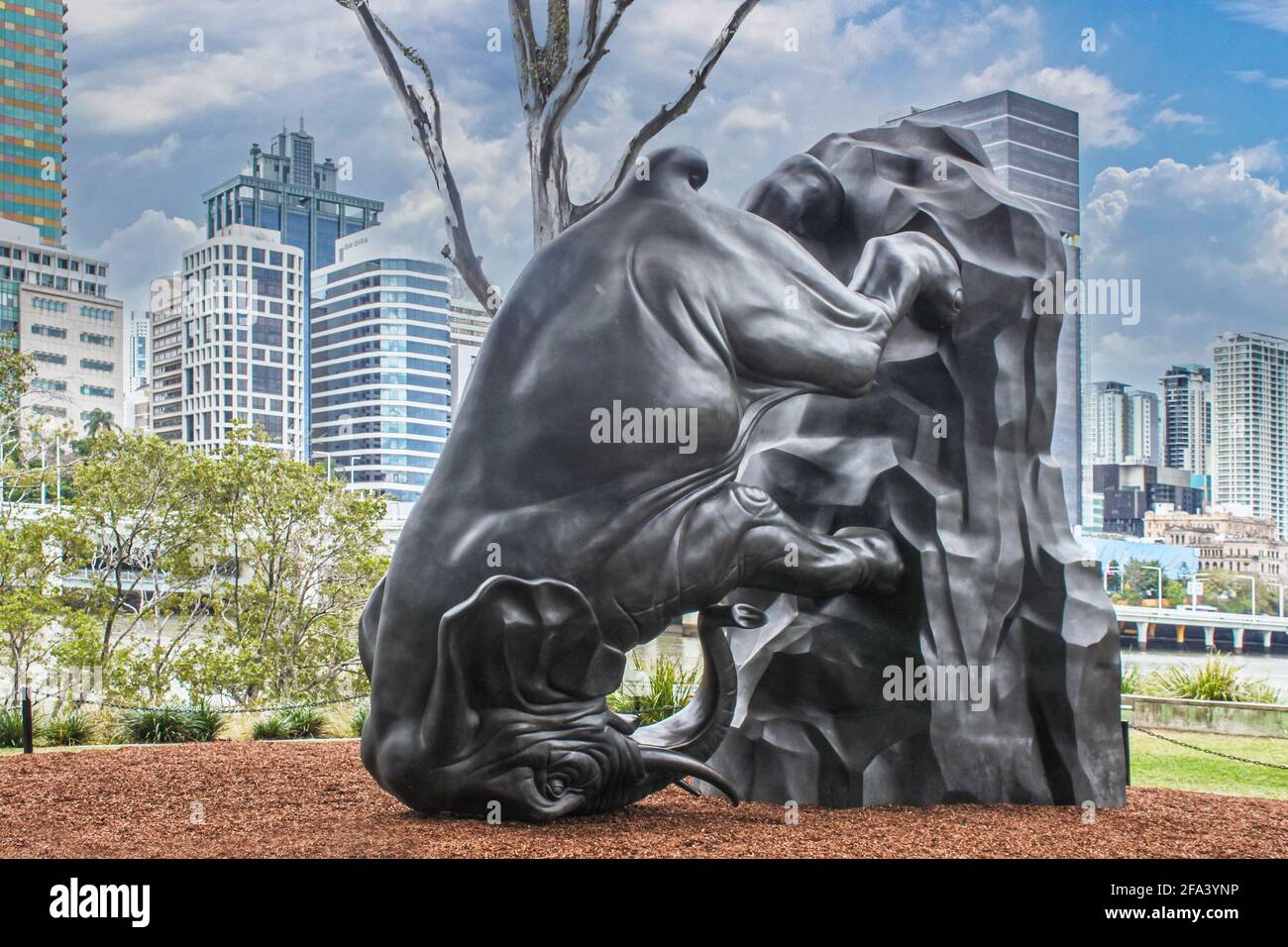 Juli 8 2017 Brisbane Australien kopfüber Elefant - die Welt dreht sich - Statue am Fluss im zentralen Geschäftsviertel mit Städtische Skyline im Hintergrund Stockfoto