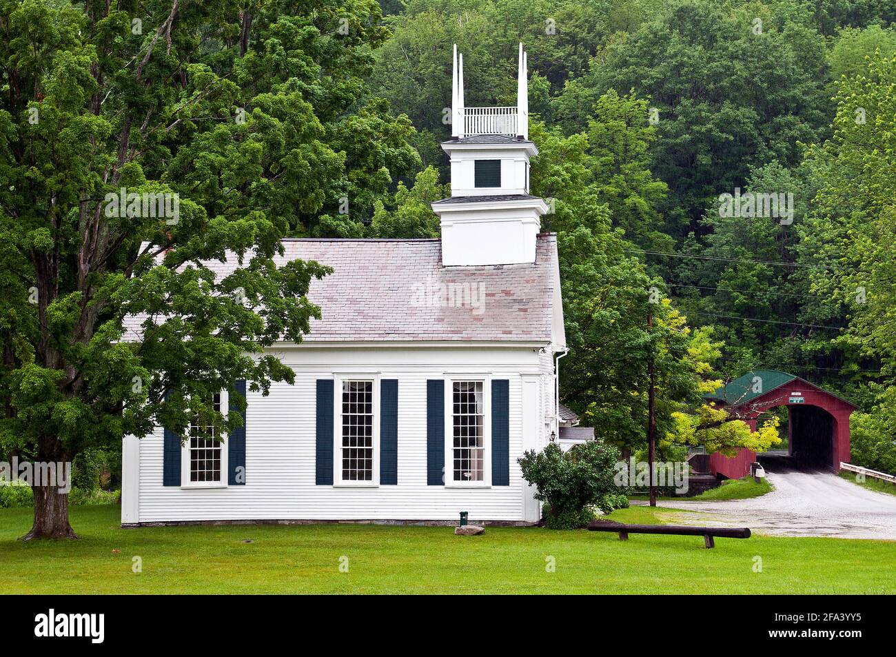 Weiße Kirche neben der überdachten Brücke von West Arlington, Arlington, Vermont Stockfoto