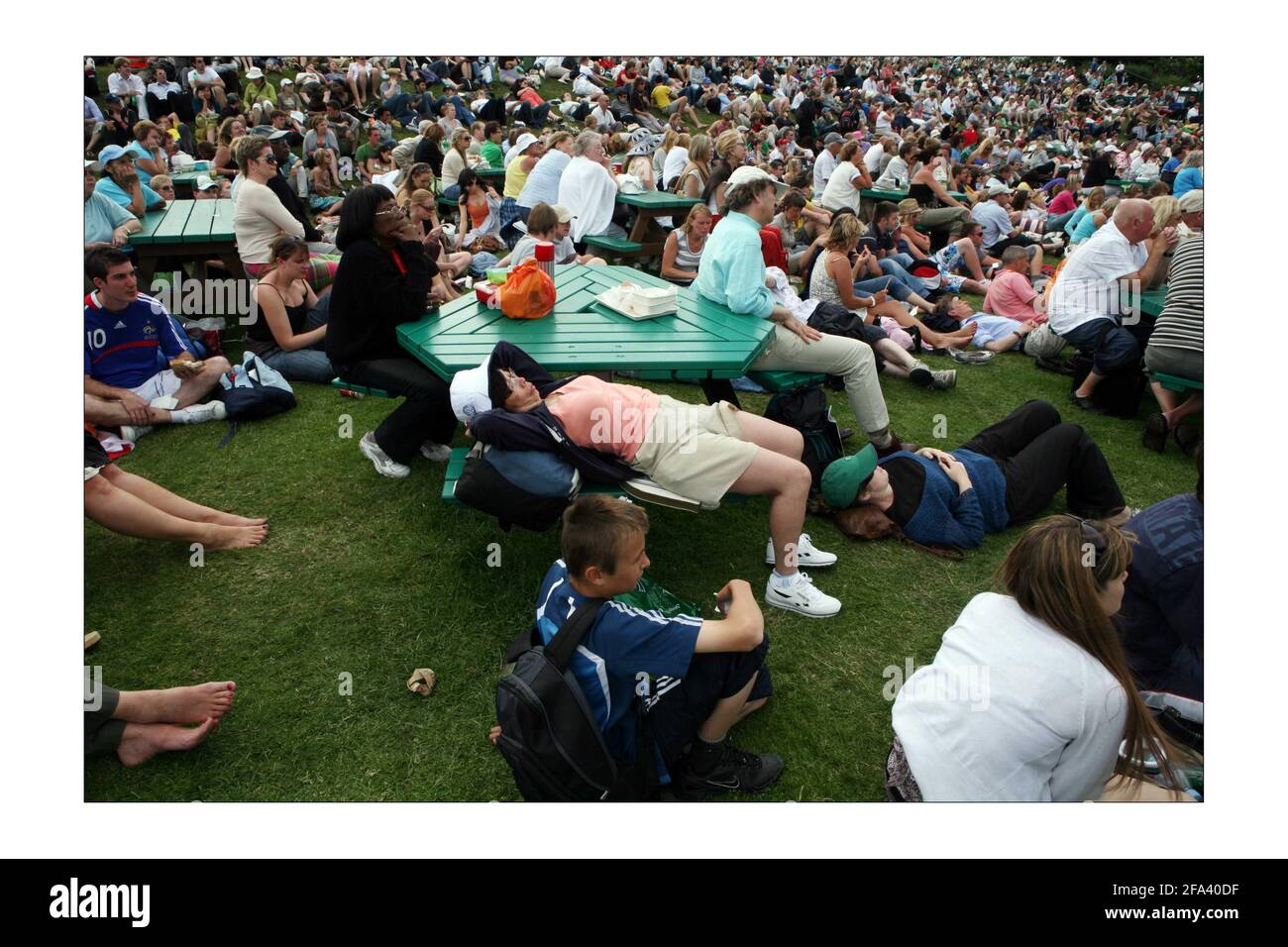 Die Croud auf Murray Mound sehen Andy Murray beim Spielen an Das große TV-Foto von David Sandison The Independent Stockfoto