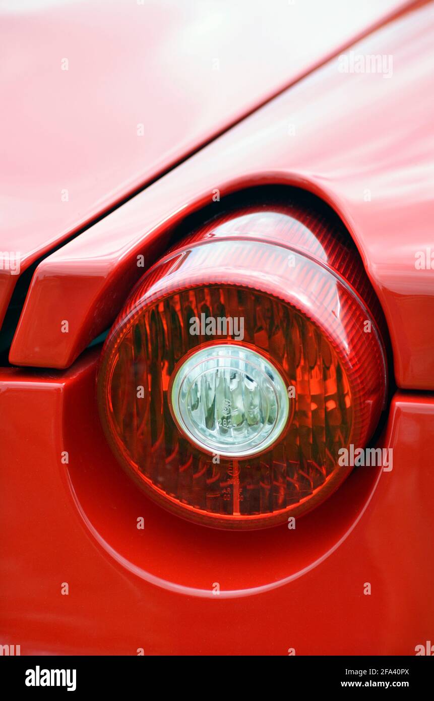 Einzelne Rückleuchte aus rotem ferrari Sportwagen-Beleuchtungsblock Stockfoto