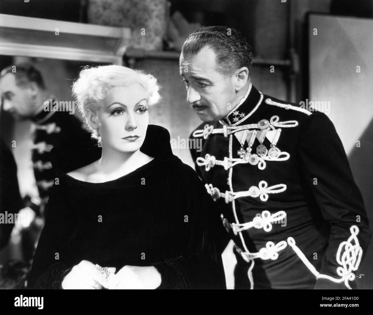 GRETA GARBO UND ALBERT CONTI IN AS YOU DESIRE ME 1932 Regisseur GEORGE FITZMAURICE spielt Luigi Pirandello Adaption Gene Markey Gilbert Adrian Metro Goldwyn Mayer Stockfoto