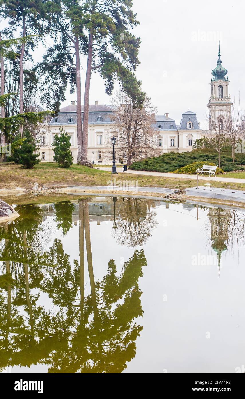 Grüner Park mit Blick auf das schöne barocke Festetics Schloss in Keszthely Ungarn, Spiegelung im Seeteich Stockfoto