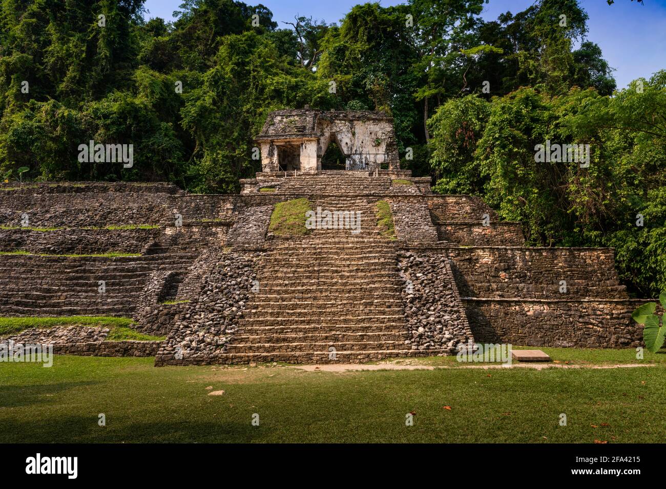 Blick auf eine Pyramide in der antiken Maya-Stadt Palenque, Chiapas, Mexiko. Stockfoto Blick auf eine Pyramide in der antiken Maya-Stadt Palenque, Chiapas, Mexiko. Stockfoto