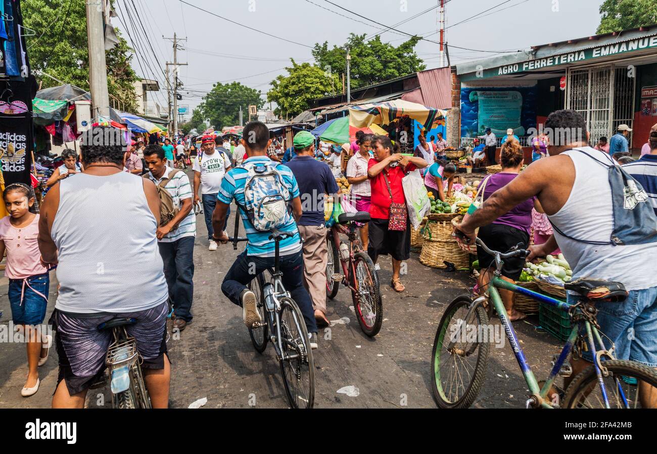 LEON, NICARAGUA - 25. APRIL 2016: Menschenmassen auf dem Mercado la Terminal Markt in Leon, Nicaragua Stockfoto