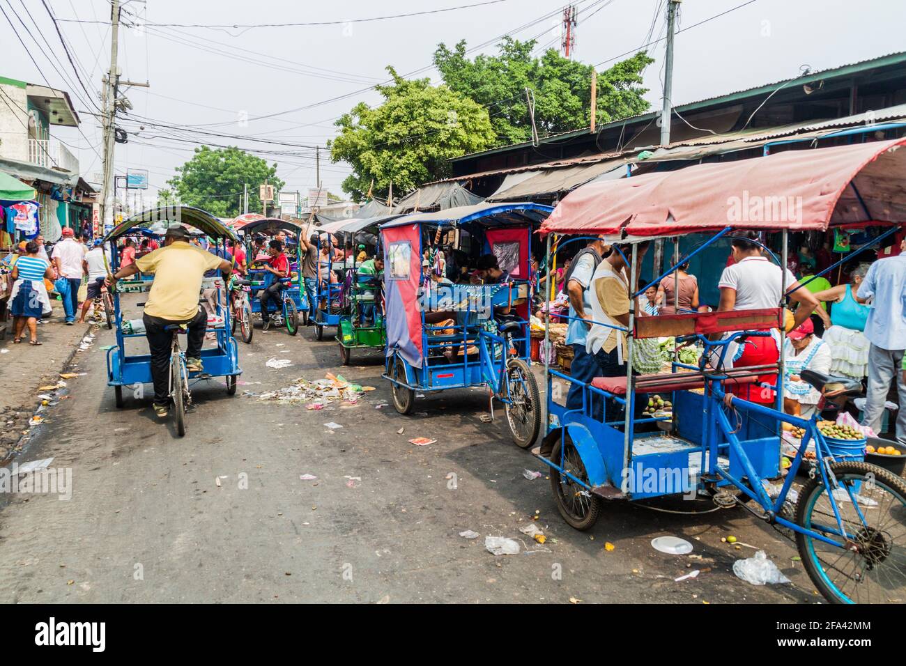 LEON, NICARAGUA - 25. APRIL 2016: Fahrradtaxis am Mercado la Terminal Markt in Leon, Nicaragua Stockfoto