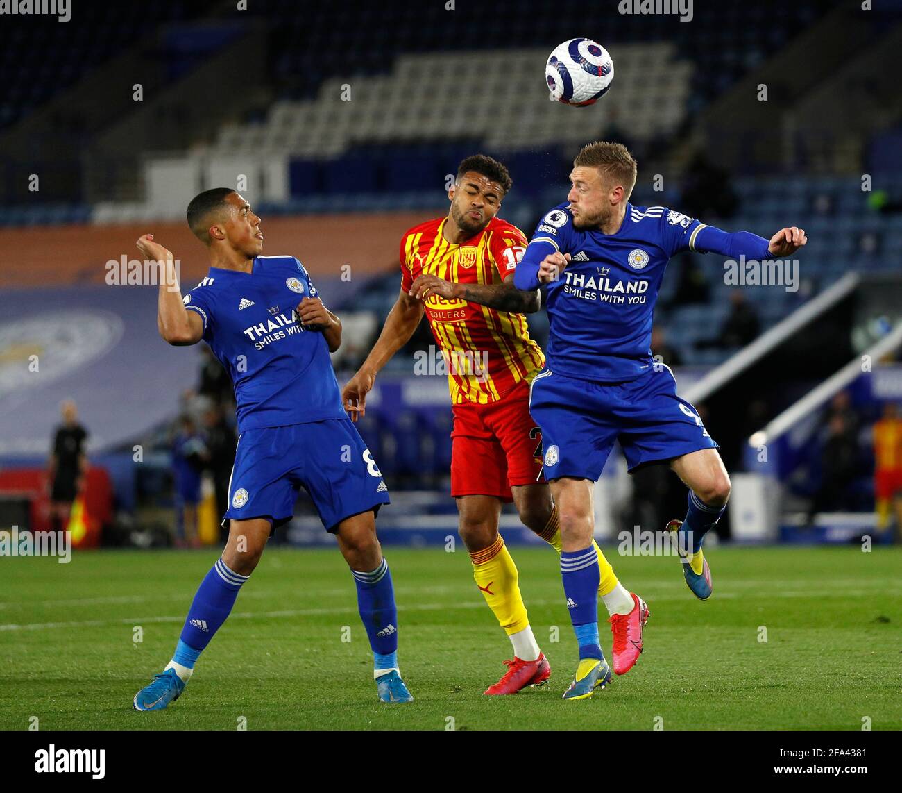 Leicester, Großbritannien. April 2021. Jamie Vardy von Leicester City (R) und Youri Tielemans von Leicester City (L) wetteifern mit Darnell Furlong von West Bromwich Albion während des Premier League-Spiels im King Power Stadium, Leicester. Bildnachweis sollte lauten: Darren Staples/Sportimage Credit: Sportimage/Alamy Live News Stockfoto