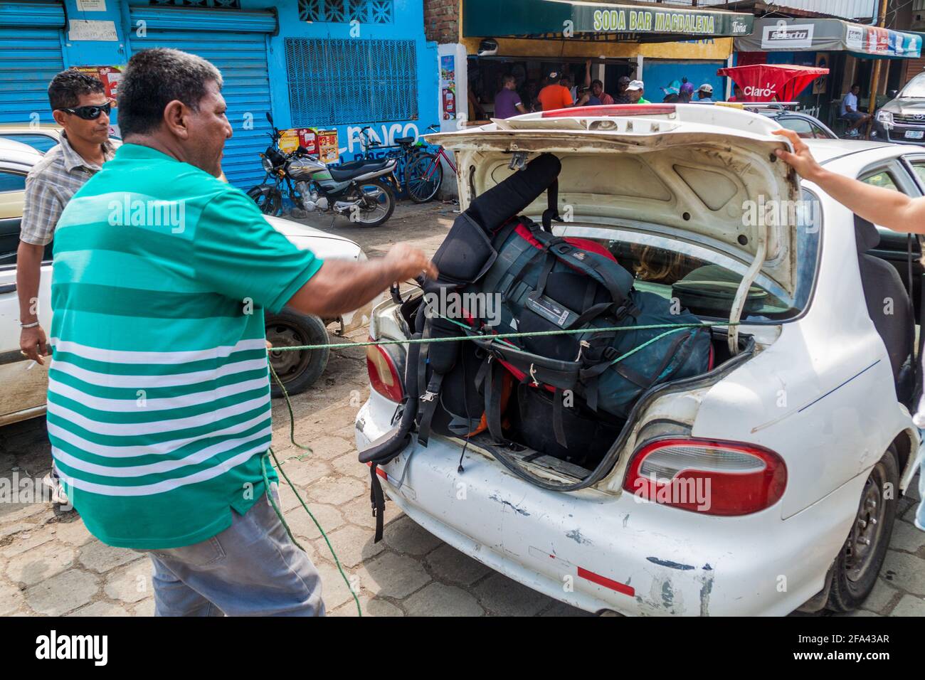 RIVAS, NICARAGUA - 1. MAI 2016: Taxifahrer sichert sich übergroßes Gepäck im Dorf Rivas, Nicaragua Stockfoto