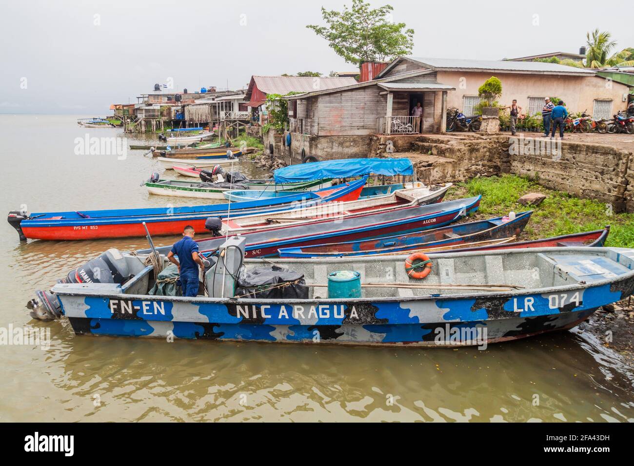 SAN CARLOS, NICARAGUA - 6. MAI 2016: Boote am Fluss San Juan in der Stadt San Carlos, Nicaragua Stockfoto