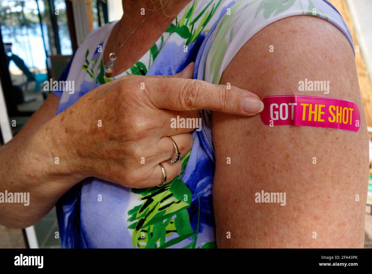 Eine ältere Frau, die den covid19-Impfstoff erhalten hat Stockfoto