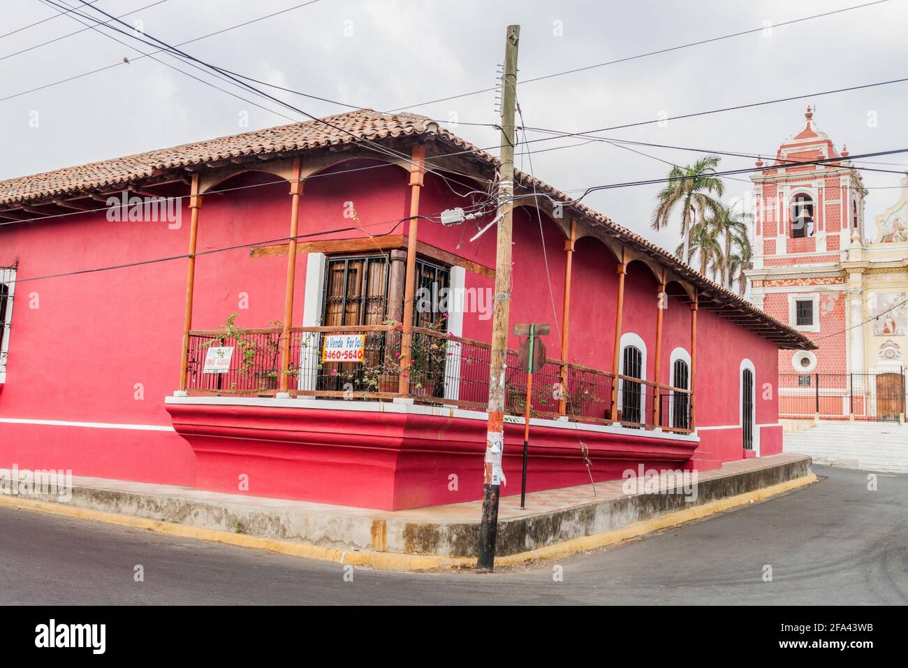 LEON, NICARAGUA - 25. APRIL 2016: Ansicht eines bunten Kolonialhauses des Antiguo Orfanato Old Waisenhauses in Leon, Nicaragua. Detail der Kirche El Calvario Stockfoto