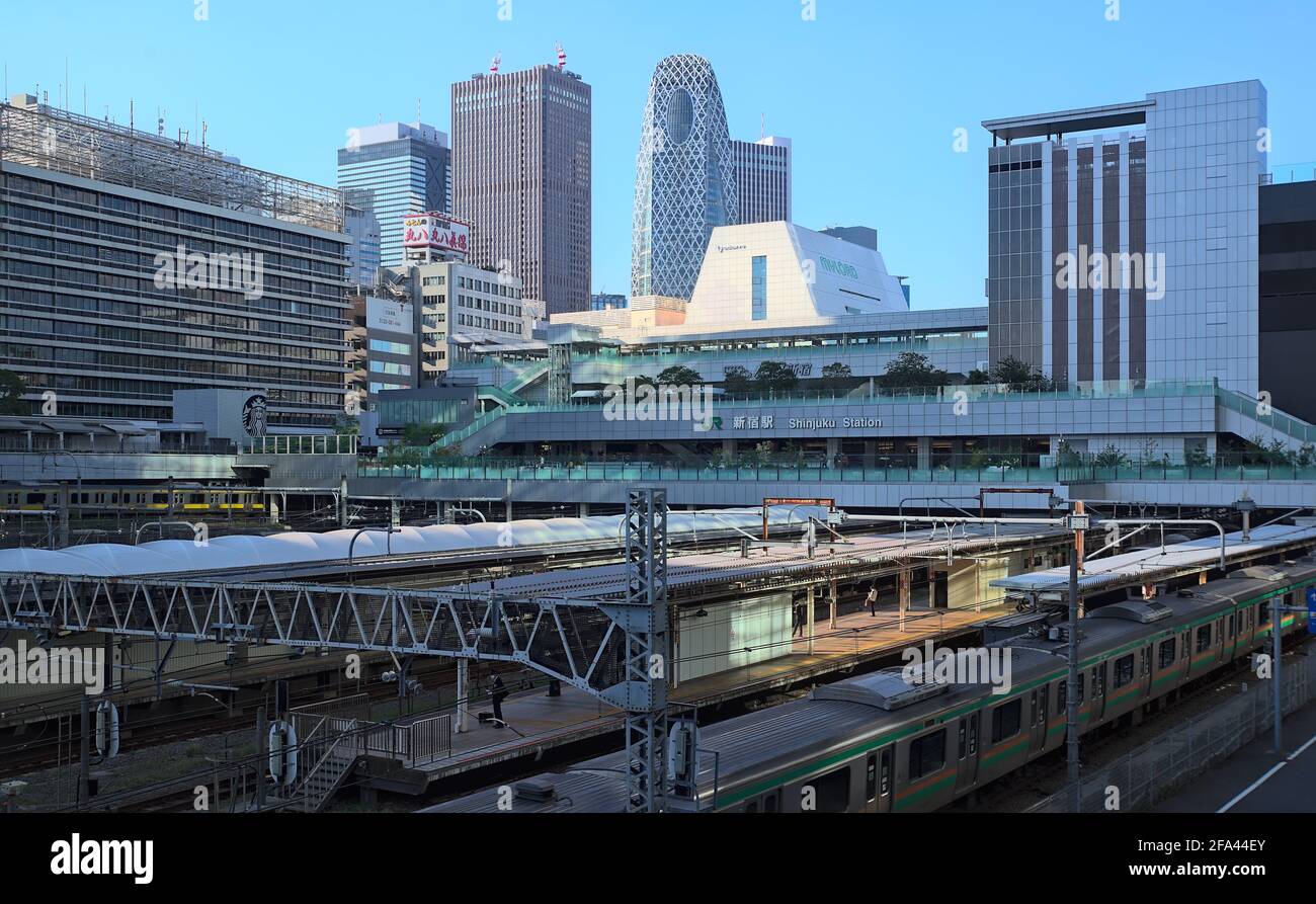 Tokio, Japan - 20 2020. Oktober: Blick am Nachmittag auf den südlichsten Teil der Shinjuku Station, mit einer sichtbaren Plattform unten und der Skyline von Shinjuku vi Stockfoto