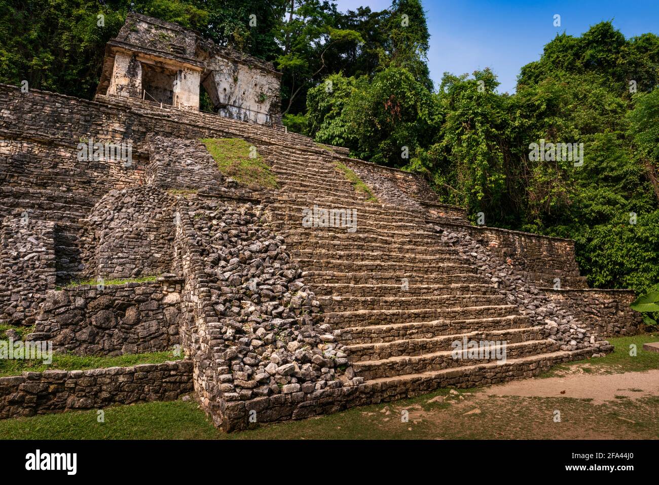 Blick auf eine Pyramide in der antiken Maya-Stadt Palenque, Chiapas, Mexiko. Stockfoto Blick auf eine Pyramide in der antiken Maya-Stadt Palenque, Chiapas, Mexiko. Stockfoto