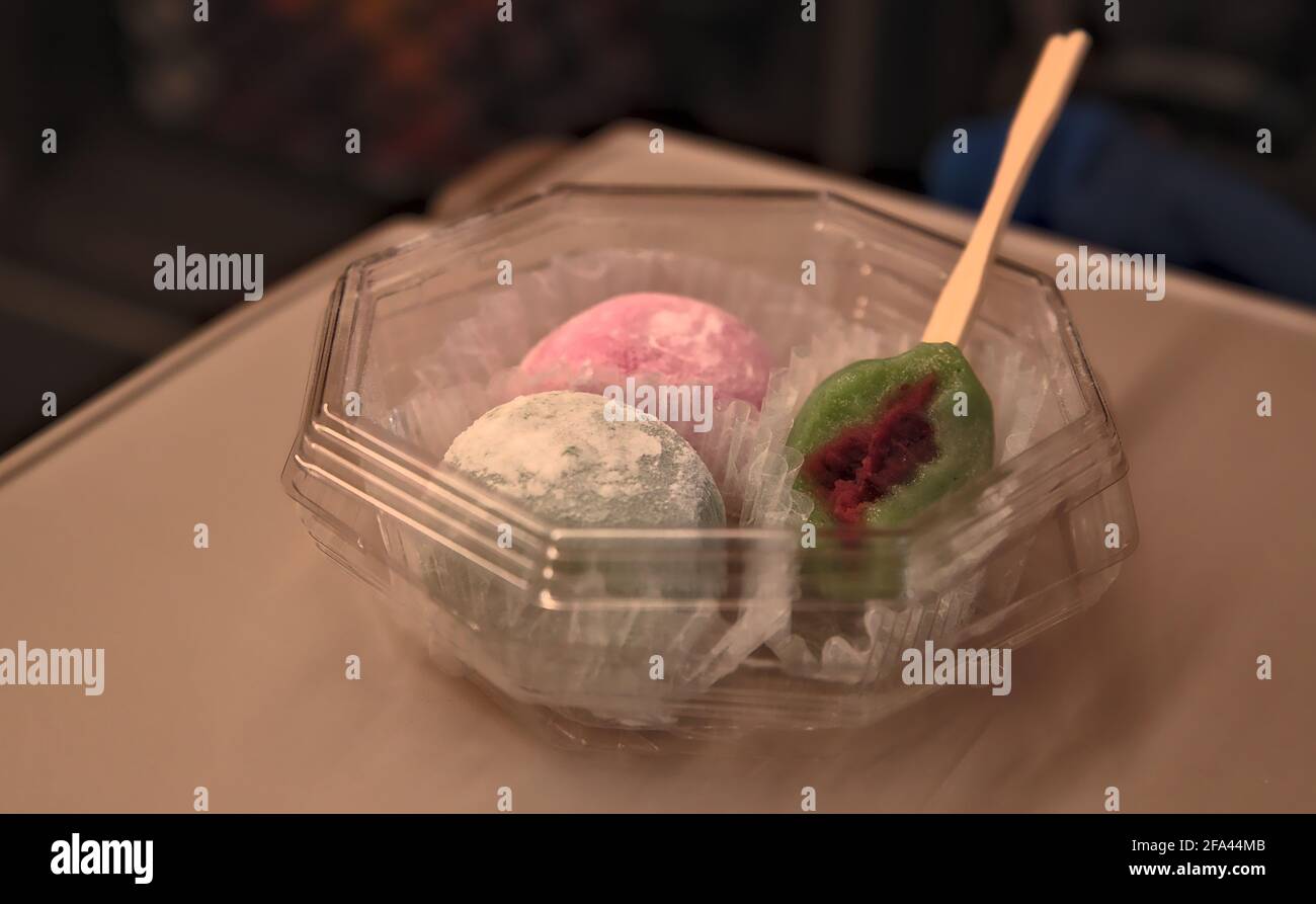 Nahaufnahme von drei Daifuku, japanischen Süßigkeiten aus Mochi-Reiskuchen, gefüllt mit süßer roter Bohnenpaste Stockfoto