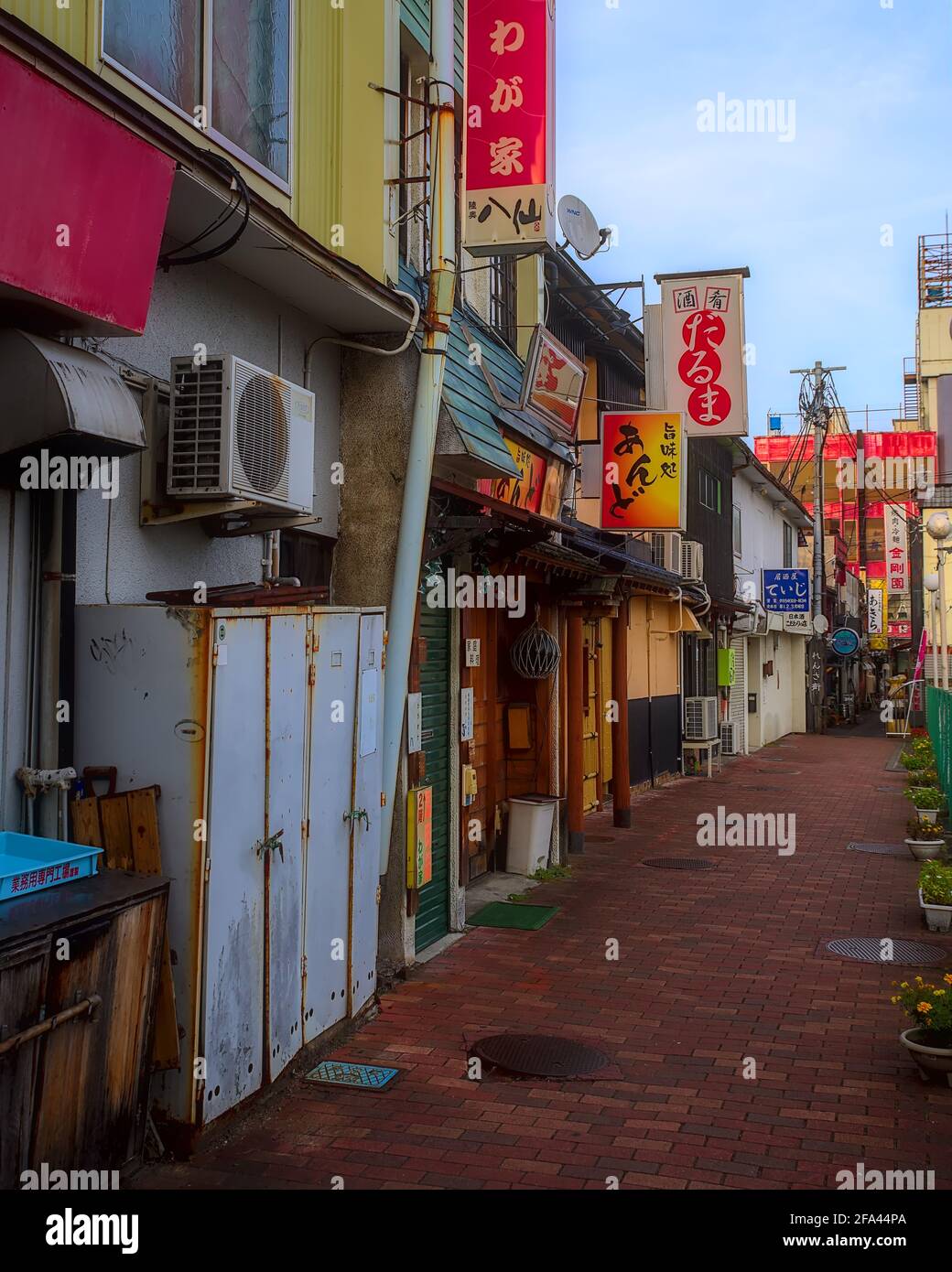 Hachinohe, Japan - 21 2020. Oktober: Blick am späten Nachmittag auf eine kleine verlassene Gasse, gesäumt von mehreren versperrten Bars im Norden Japans Stockfoto