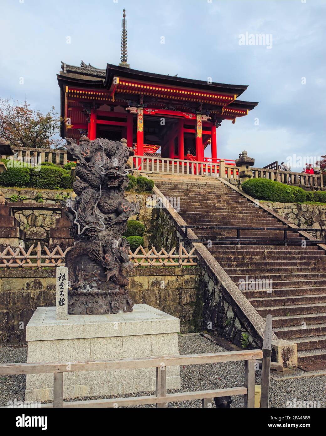 Kyoto, Japan - 1. November 2020: Tagesansicht der kunstvoll geformten Drachenstatue (Textübersetzung: 'Auspicious Cloud Blue Dragon') in der Nähe der ENT Stockfoto