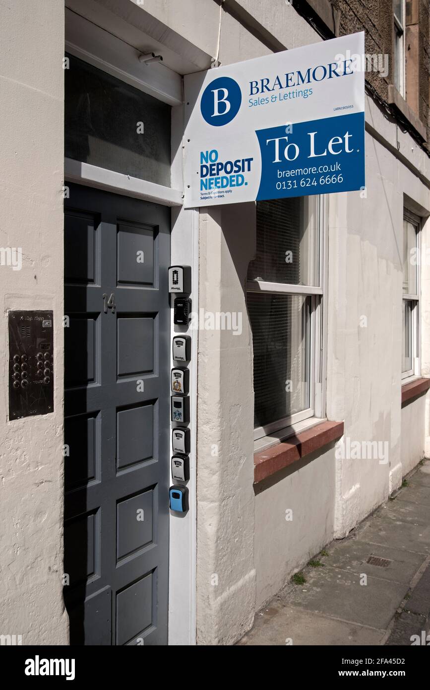 Acht Schlüsselsafes und ein Schild zum Let am Eingang zu einem Wohnblock in der Altstadt, Edinburgh, Schottland, Großbritannien. Stockfoto