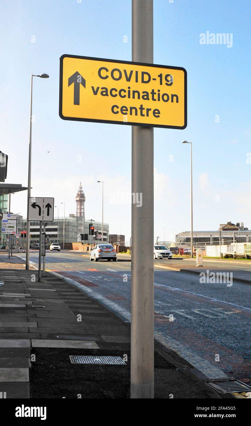 Coivid 19 Schild an der Talbot Road Blackpool Lancashire England weist auf den Weg Zum Impfzentrum in den Wintergärten in der Mitte Der Stadt Stockfoto