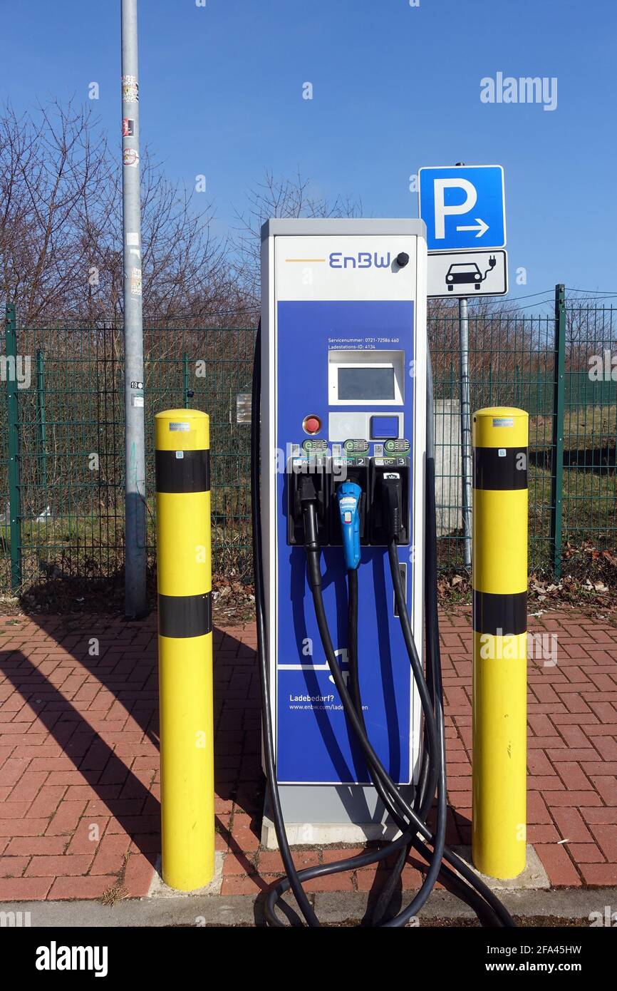 EnBW-Ladestation für Elektroautos mit drei unterschiedlichen Anschlusssystemen auf dem Autobahnrastplatz Auetal, Niedersachsen, Deutschland Stockfoto