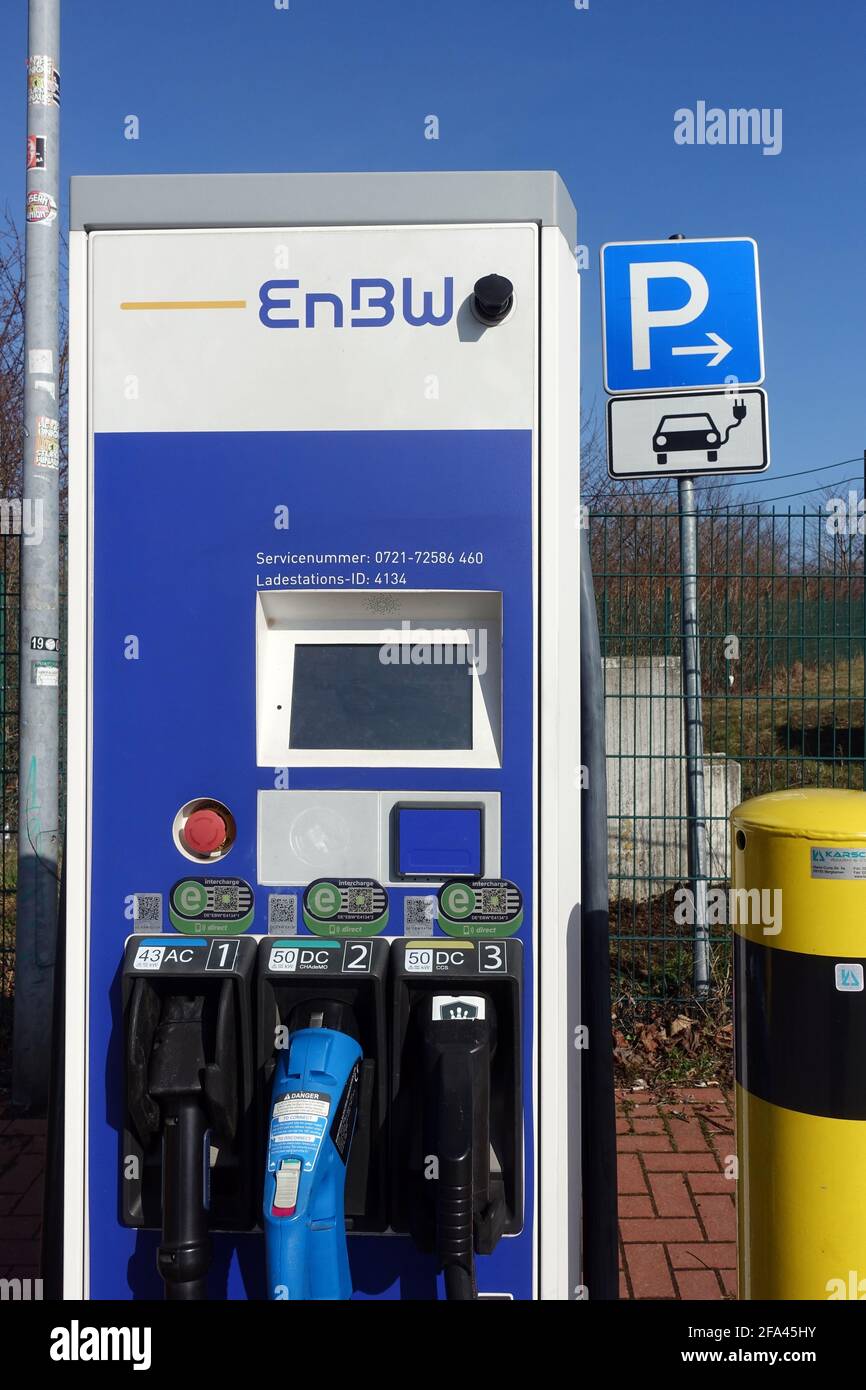 EnBW-Ladestation für Elektroautos mit drei unterschiedlichen Anschlusssystemen auf dem Autobahnrastplatz Auetal, Niedersachsen, Deutschland Stockfoto