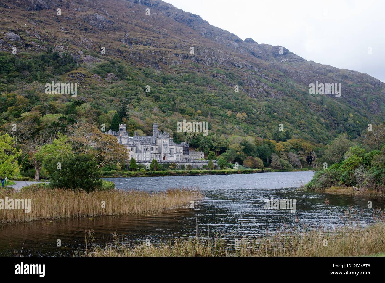 Kylemore Abbey, Heimat der Schwestern des Benediktinerordens in Irland. Duchruach Mountain, am Nordufer des Lough Pollacappul, im Herzen Stockfoto