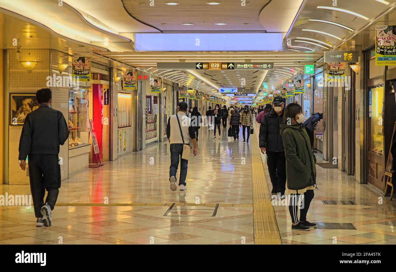 Osaka, Japan - November 5 2020: Blick auf den Namba Walk im Zentrum von Osaka, einem langen unterirdischen Einkaufszentrum, das mehrere Bahnhöfe verbindet Stockfoto
