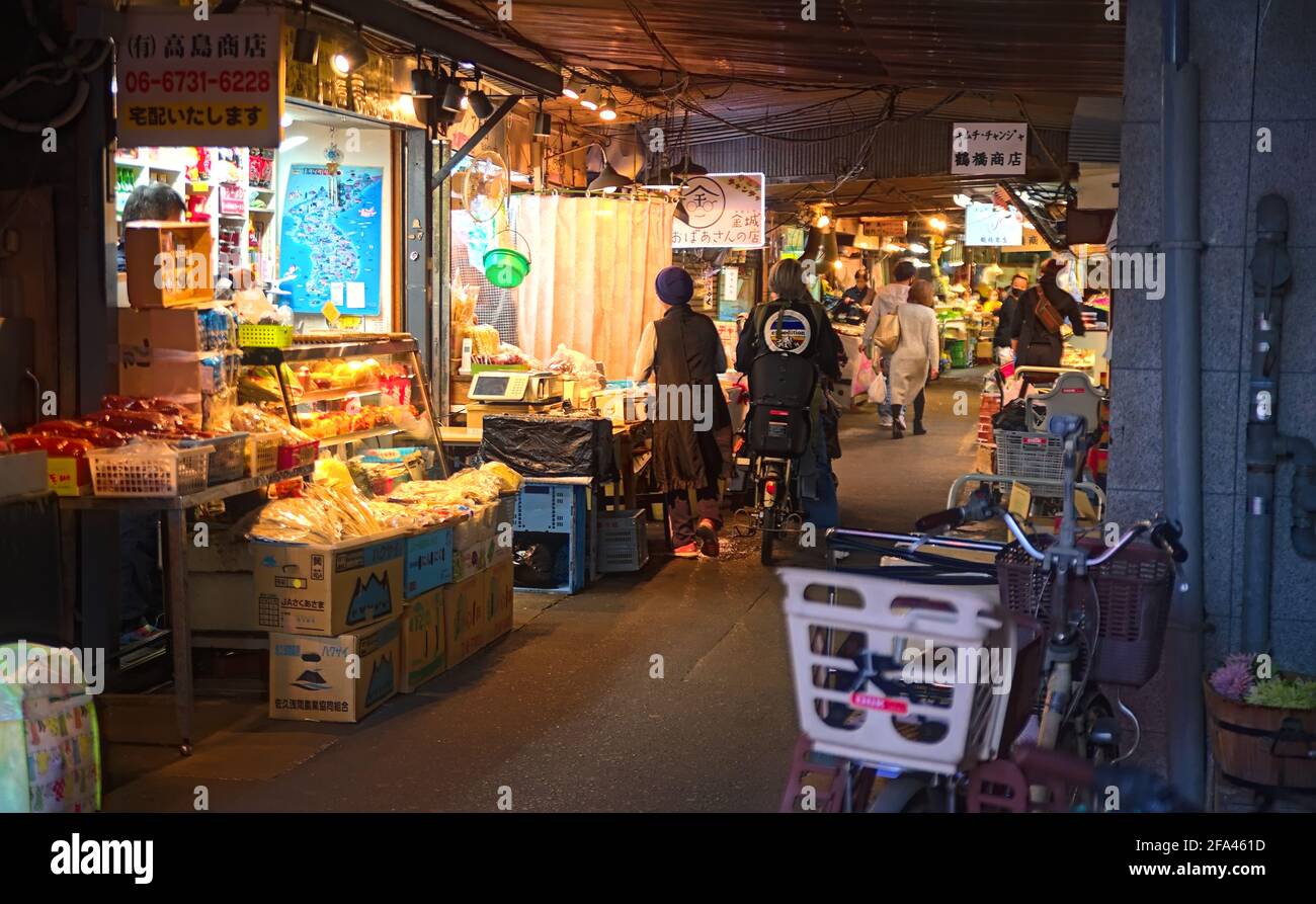 Osaka, Japan - 5 2020. November: Fußgänger gehen entlang einer schmalen Einkaufsstraße im Stadtteil Tsuruhashi von Osaka Stockfoto
