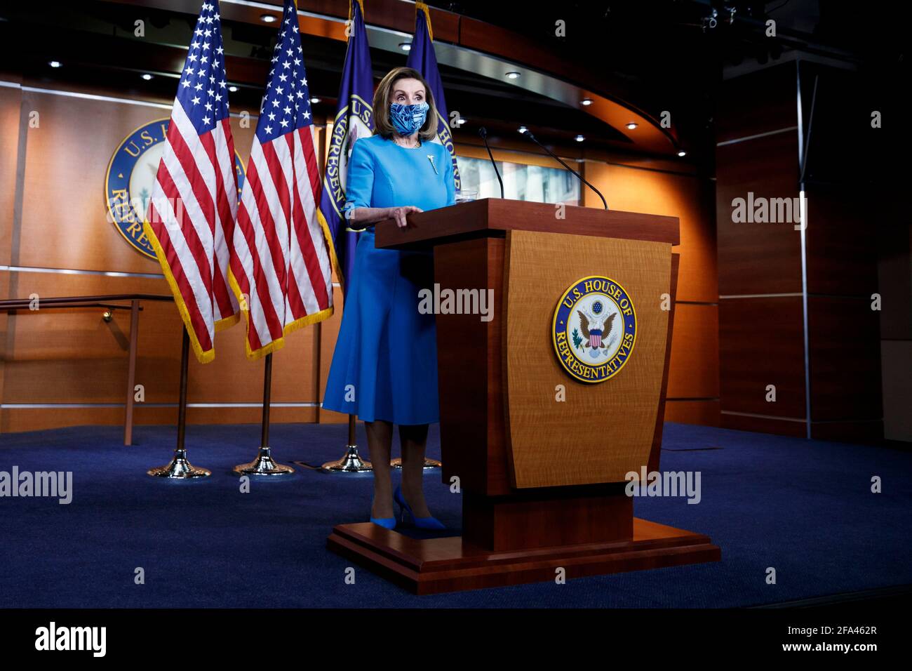 Washington, USA. April 2021. Die Sprecherin des US-Repräsentantenhauses, Nancy Pelosi, spricht während einer Pressekonferenz auf dem Capitol Hill in Washington, DC, USA, am 22. April 2021. Das US-Repräsentantenhaus stimmte am Donnerstag für die Verabschiedung eines Gesetzentwurfs, der Washington, DC, zum 51. Staat der Nation machen würde, einer demokratischen Priorität, die im Senat einen harten Kampf um die endgültige Verabschiedung führen wird, obwohl die Partei beide Kammern des Kongresses kontrolliert. Kredit: Ting Shen/Xinhua/Alamy Live Nachrichten Stockfoto