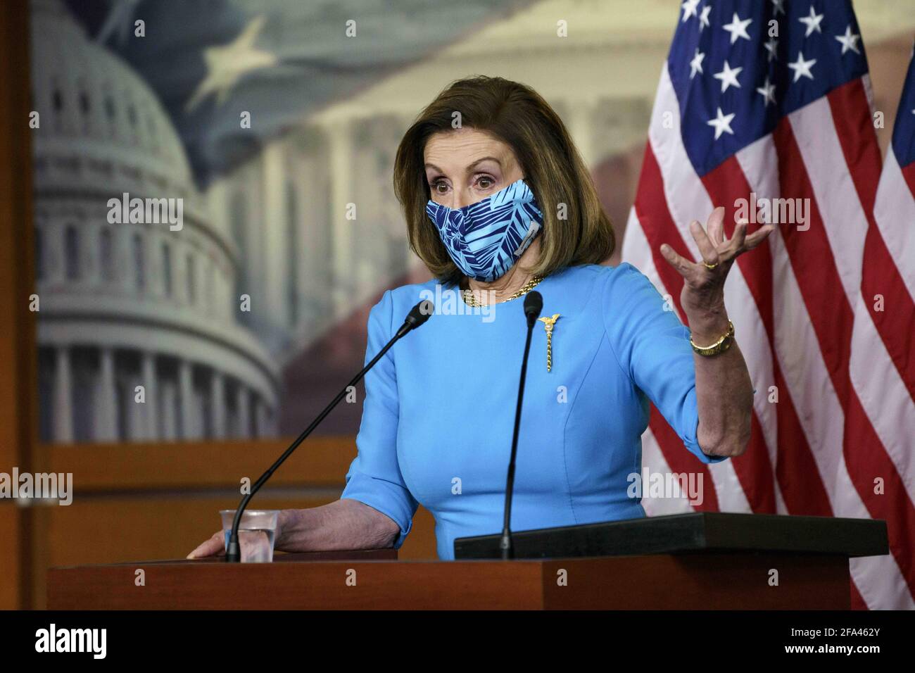 Washington, USA. April 2021. Die Sprecherin des US-Repräsentantenhauses, Nancy Pelosi, spricht während einer Pressekonferenz auf dem Capitol Hill in Washington, DC, USA, am 22. April 2021. Das US-Repräsentantenhaus stimmte am Donnerstag für die Verabschiedung eines Gesetzentwurfs, der Washington, DC, zum 51. Staat der Nation machen würde, einer demokratischen Priorität, die im Senat einen harten Kampf um die endgültige Verabschiedung führen wird, obwohl die Partei beide Kammern des Kongresses kontrolliert. Kredit: Ting Shen/Xinhua/Alamy Live Nachrichten Stockfoto