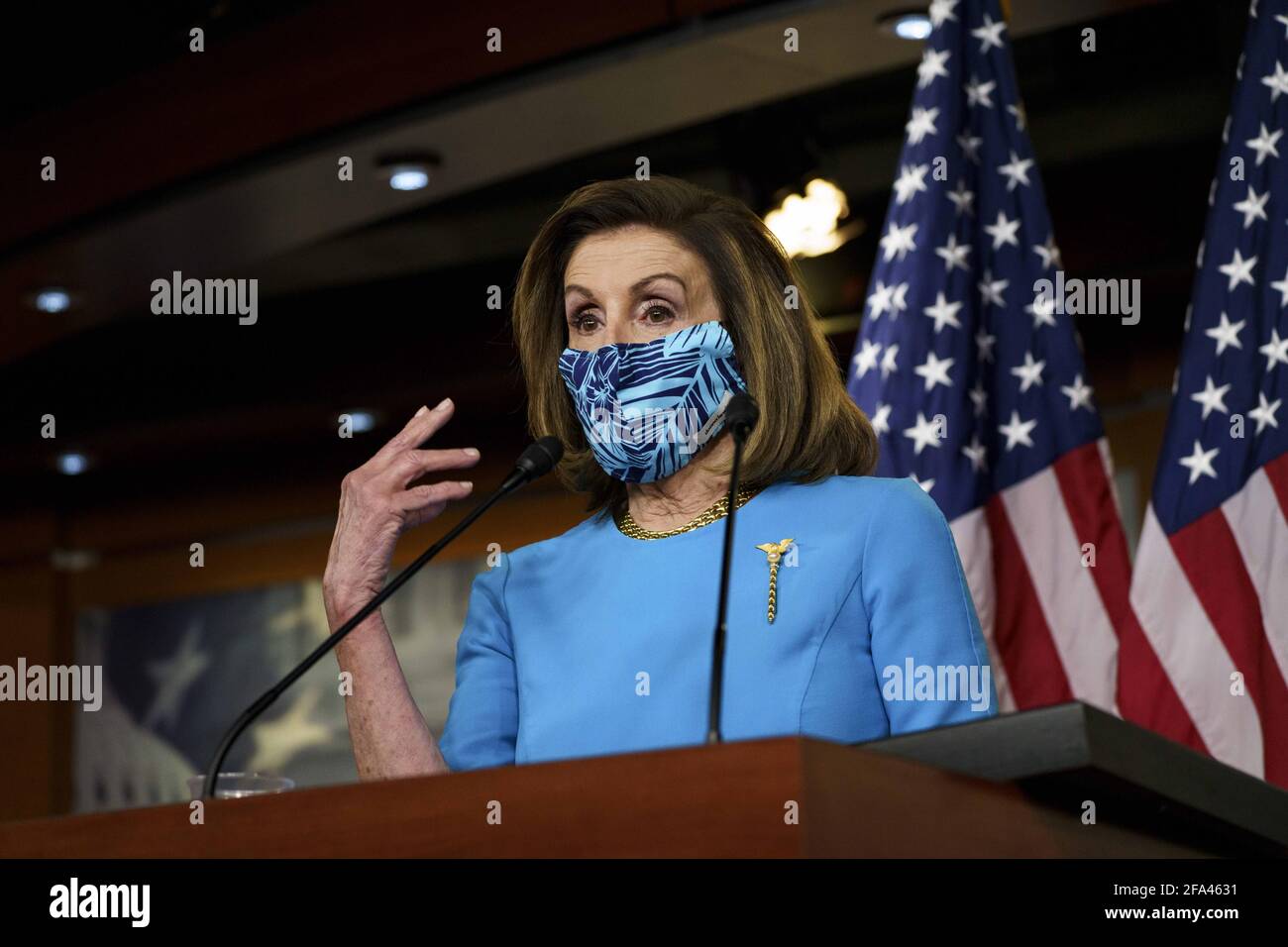 Washington, USA. April 2021. Die Sprecherin des US-Repräsentantenhauses, Nancy Pelosi, spricht während einer Pressekonferenz auf dem Capitol Hill in Washington, DC, USA, am 22. April 2021. Das US-Repräsentantenhaus stimmte am Donnerstag für die Verabschiedung eines Gesetzentwurfs, der Washington, DC, zum 51. Staat der Nation machen würde, einer demokratischen Priorität, die im Senat einen harten Kampf um die endgültige Verabschiedung führen wird, obwohl die Partei beide Kammern des Kongresses kontrolliert. Kredit: Ting Shen/Xinhua/Alamy Live Nachrichten Stockfoto