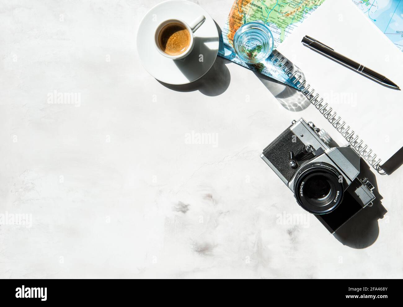 Reise flach lag Hintergrund mit Karte, Fotokamera und Kaffee Stockfoto