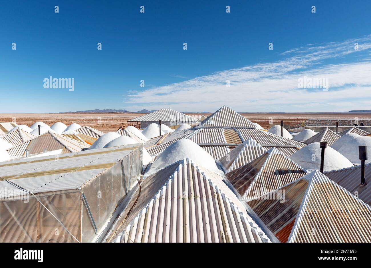 Dach eines Salzhotels mit Landschaft, Uyuni-Salzwüste, Bolivien. Stockfoto